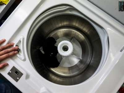 ...e tre lavatrici che permettono il lavaggio ad acqua, un processo utilizzato perlopi� per indumenti in tessuto sintetico o di cotone